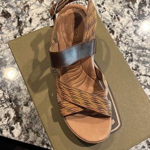 New, never worn keen wedges.